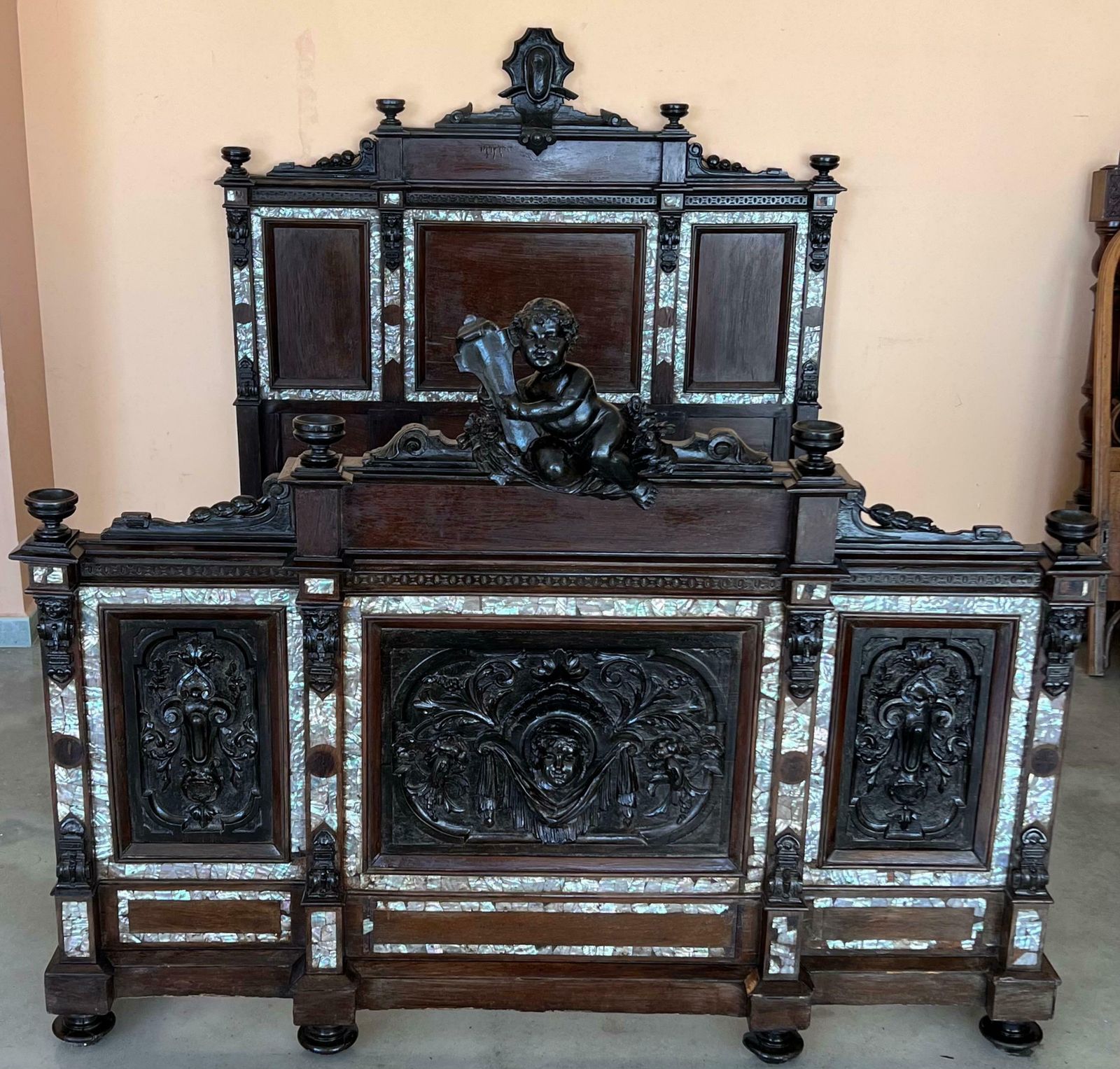 Lit français Napoléon III en bois ébénisé noir sculpté aux chérubins photo Mobilier