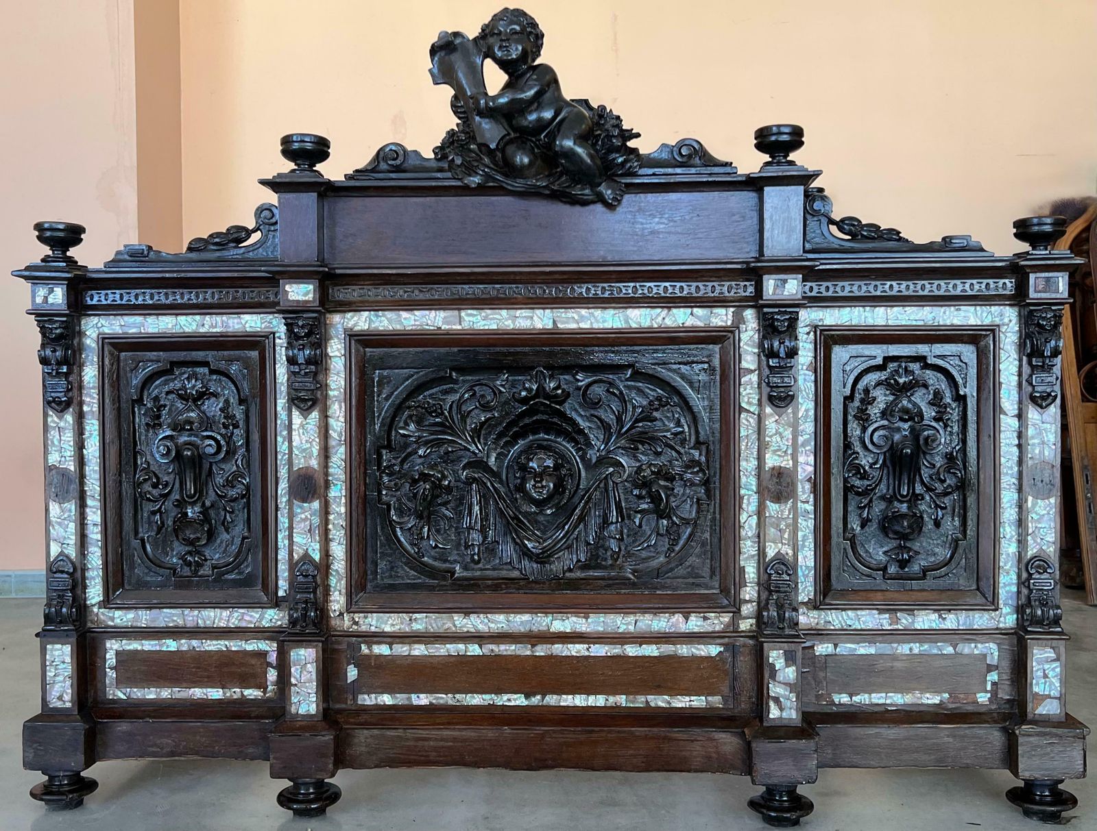 photo buy Lit français Napoléon III en bois ébénisé noir sculpté aux chérubins