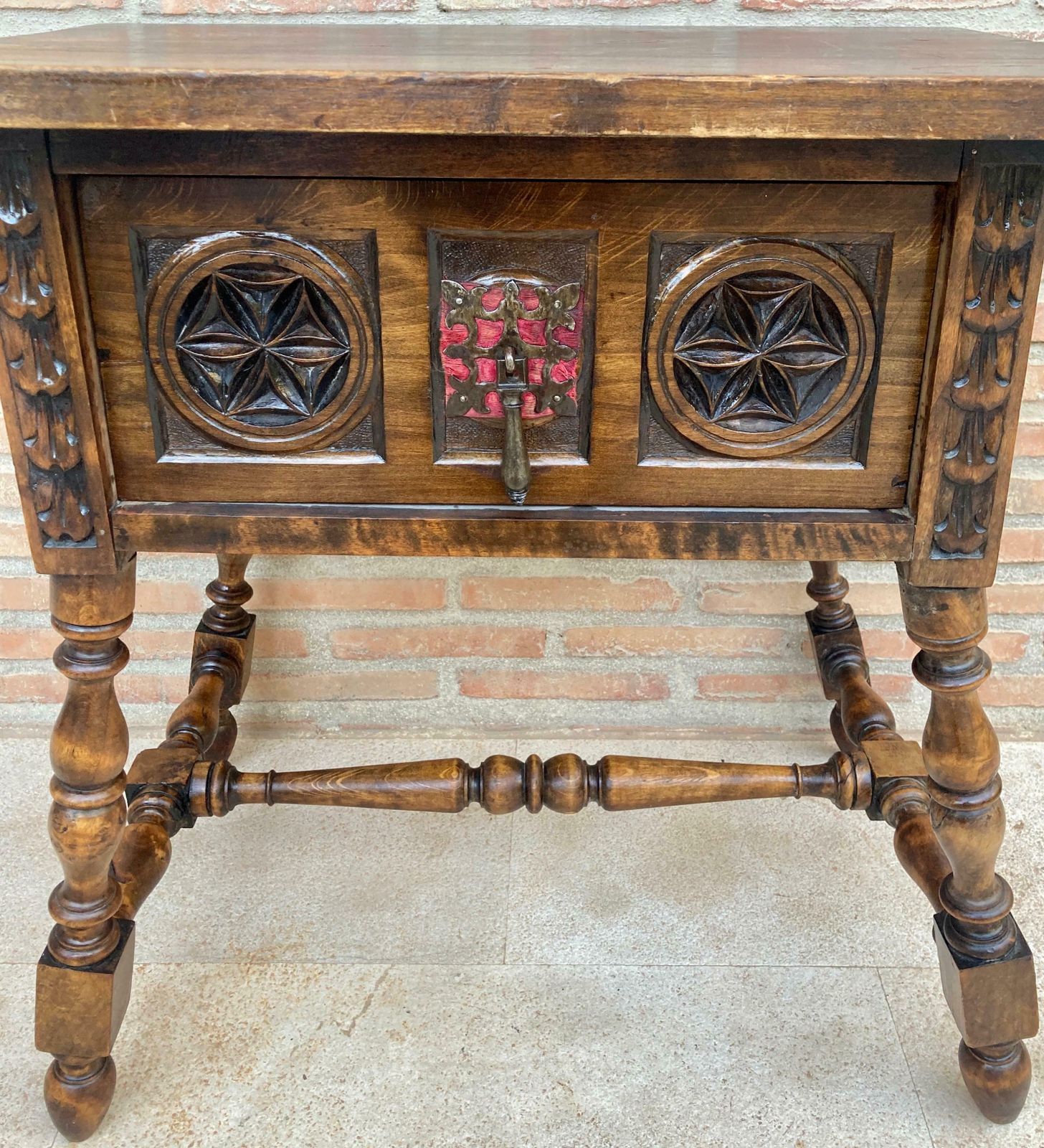 Table d'appoint baroque espagnole d'époque en noyer, structure sculptée, années 1890 photo 2318.0