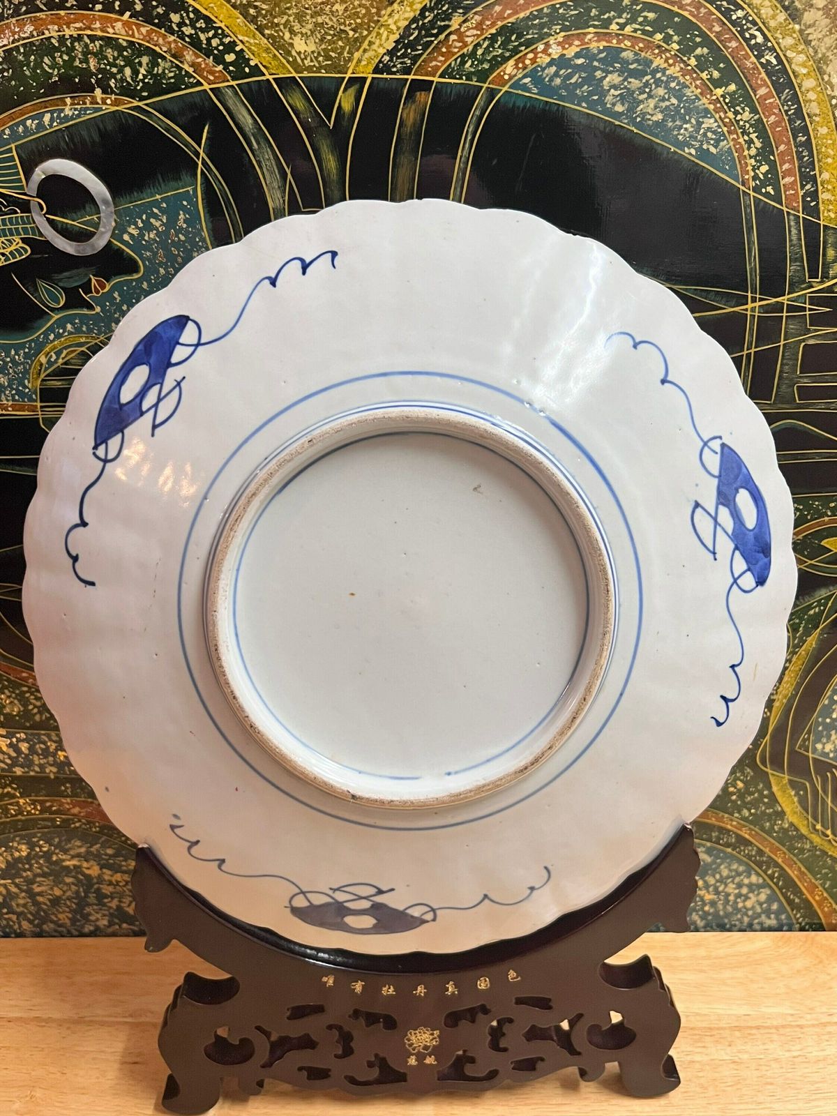 Antique Japanese Quality Imari Charger / Plate Having Scalloped Shaped Edge With Wonderful Hand Painted Flowers, Leaves And Flowers In Red, photo 220.0