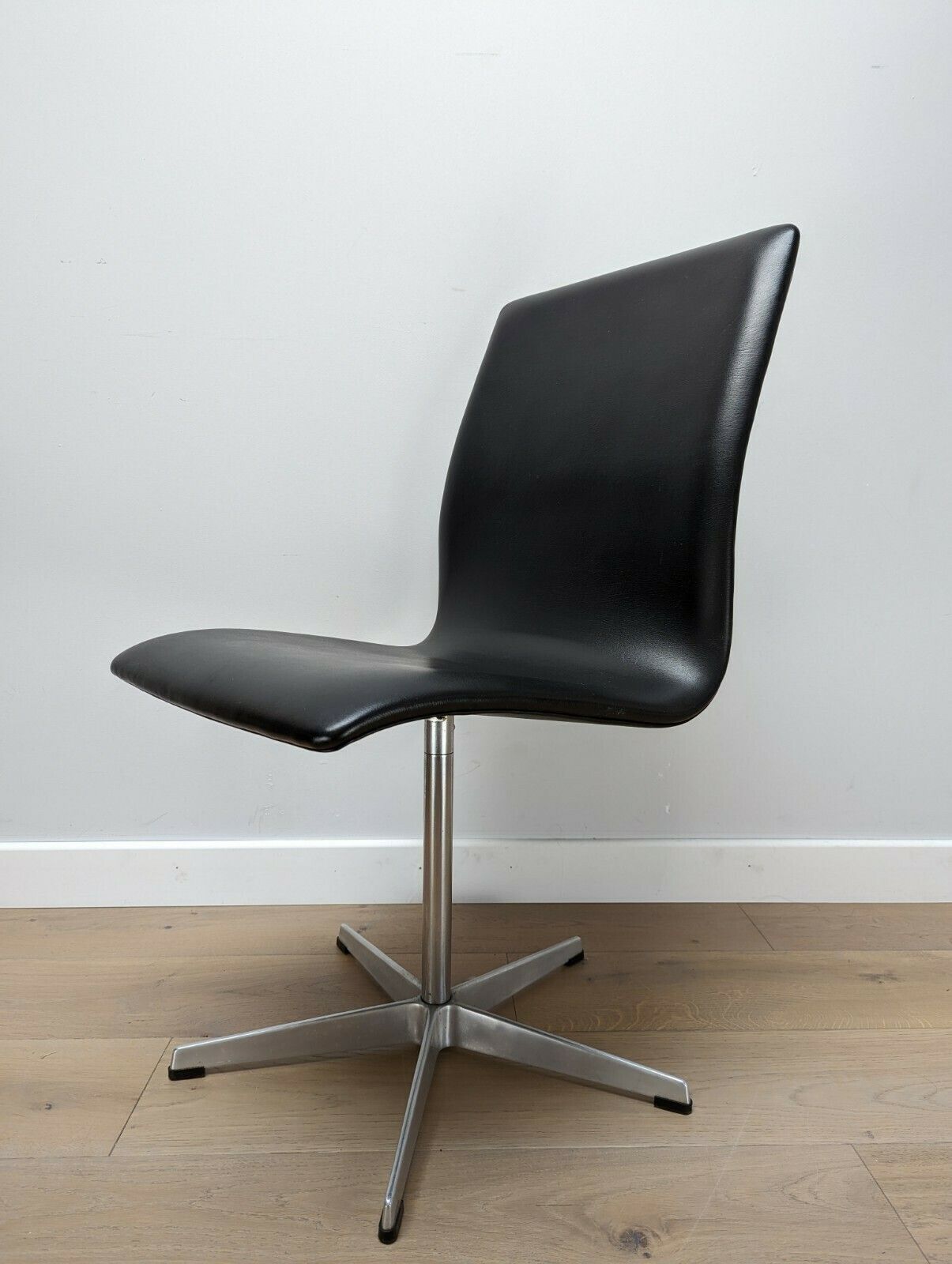 2 X Arne Jacobsen Oxford Chairs By Fritz Hansen   Denmark