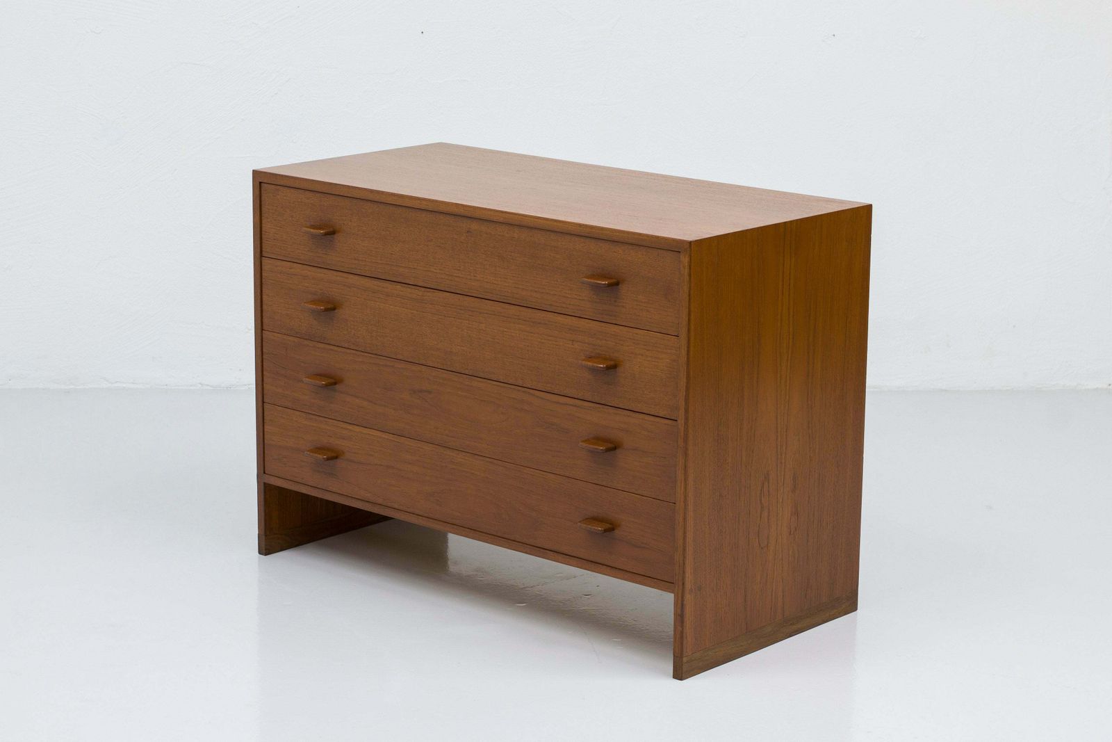 Ry16 Chest Of Drawers By Wegner
