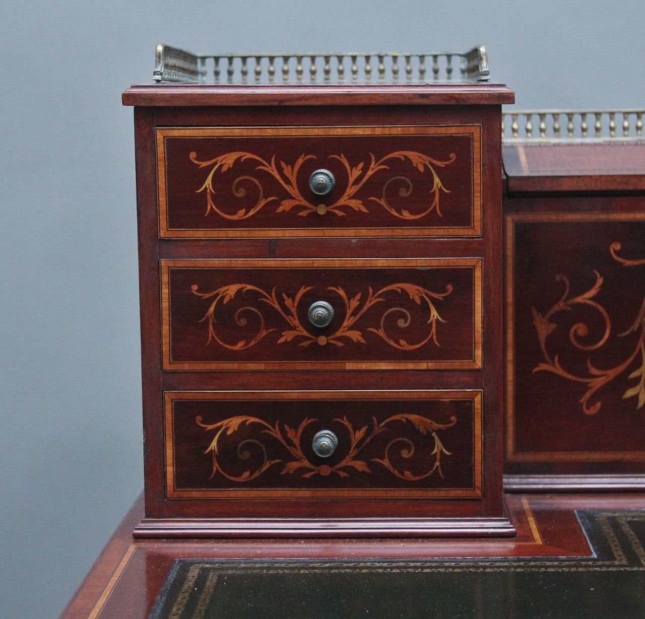 photo vinterior 19th Century Mahogany Inlaid Writing Desk