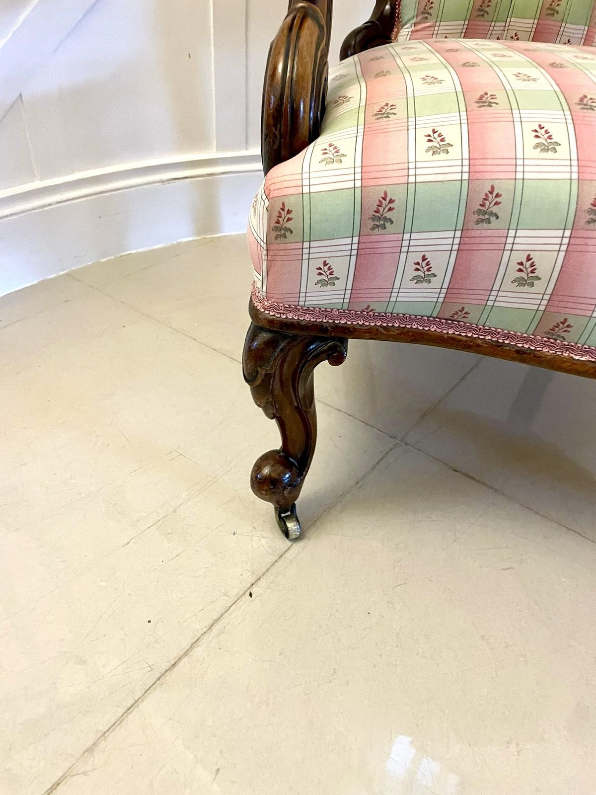 photo furniture Antique 19th Century Quality Carved Walnut Armchair