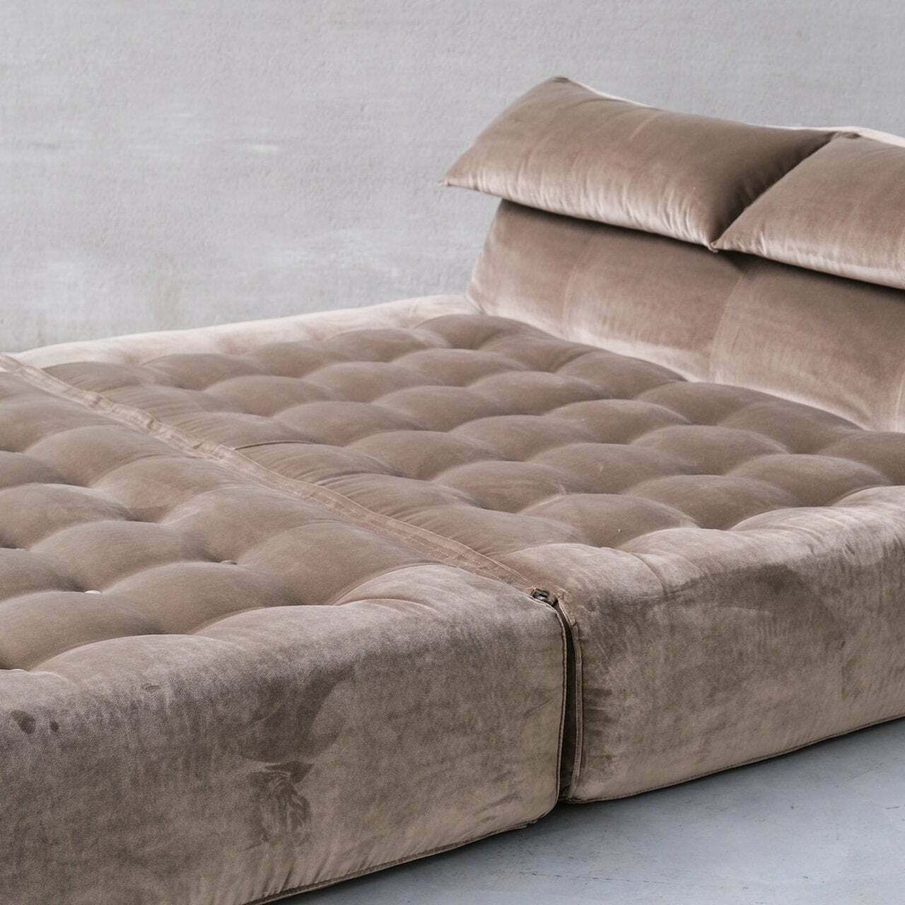 photo vinterior Original Mid Century Italian Mario Bellini 'Le Bambole' Bed Or Day Bed
