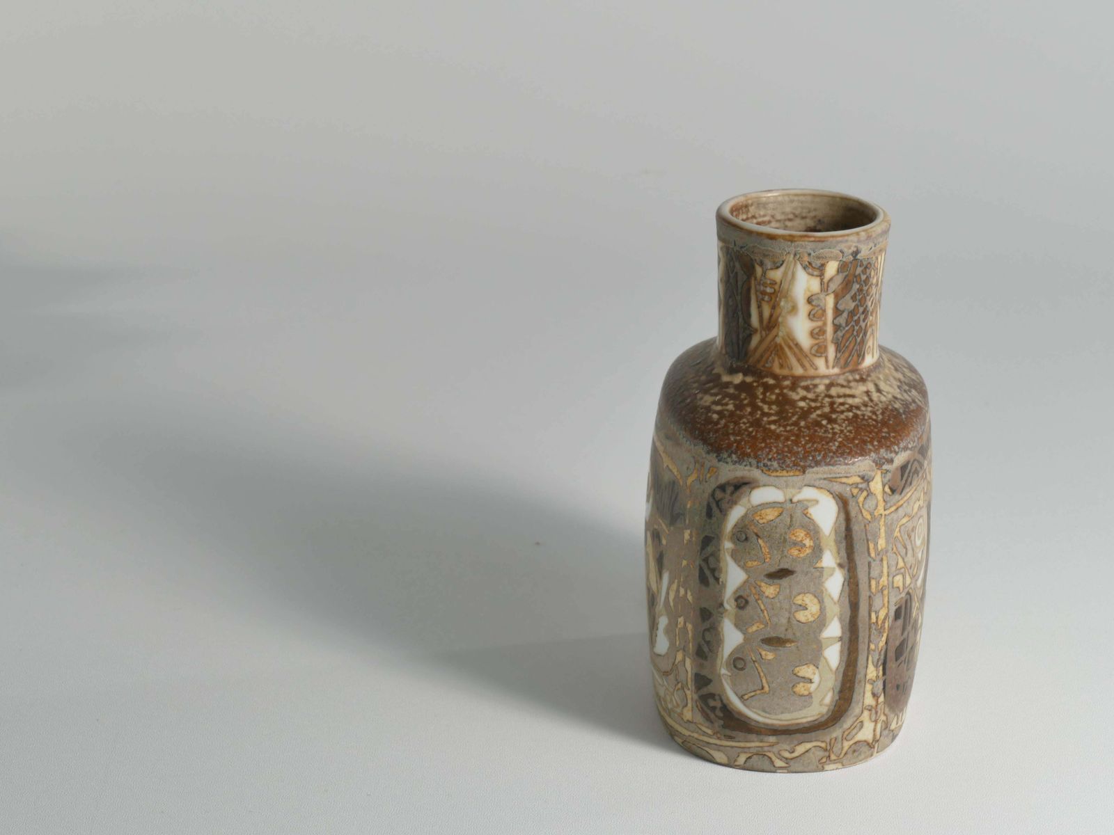 photo for sale Scandinavian Modern Plate And Vase, Ceramic, "Baca", Fajance, By Nils Thorsson F