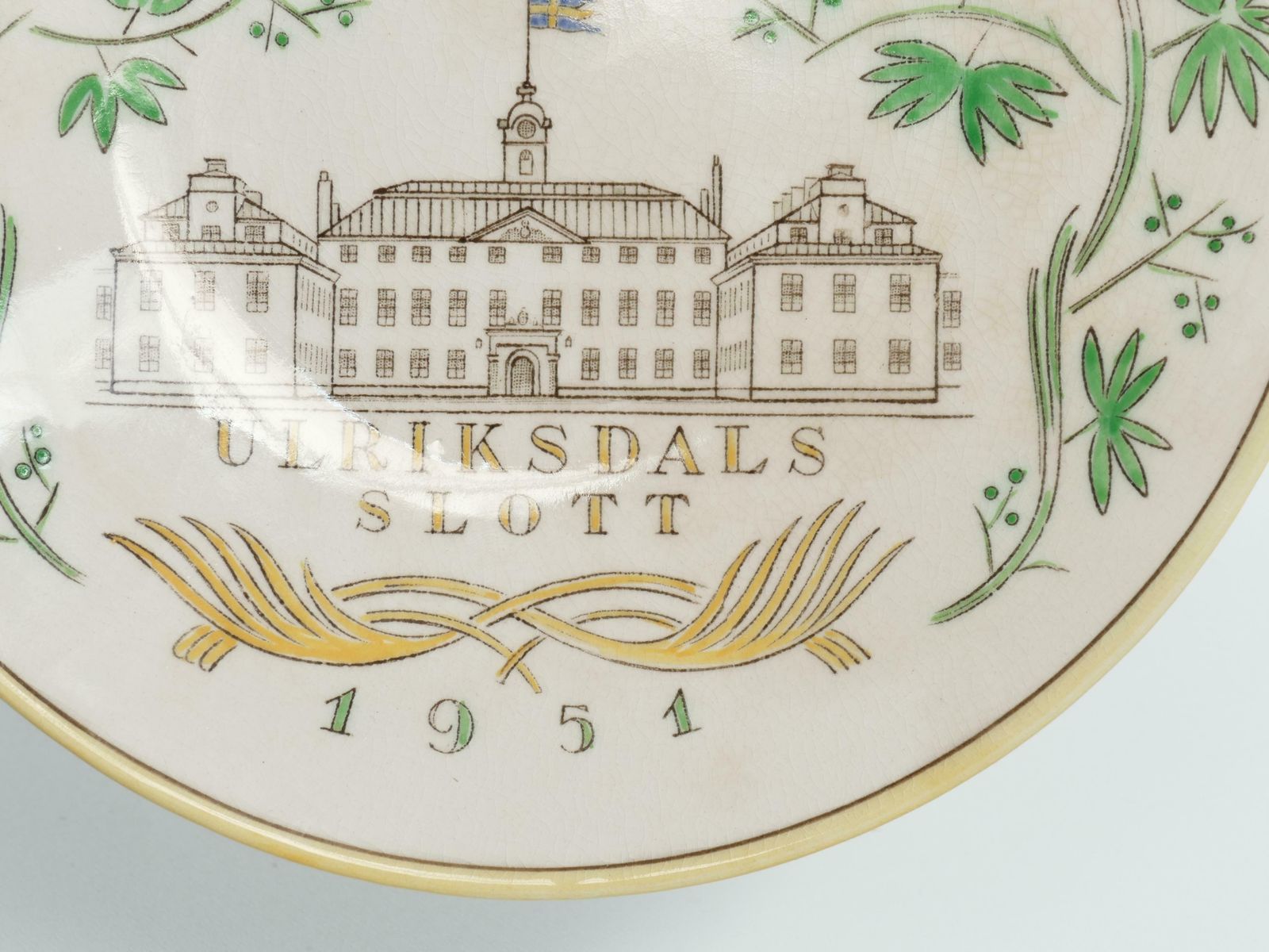 photo vinterior Swedish Grace Plates With Ulriksdal Palace In Yellow And Green By Gefle 1951