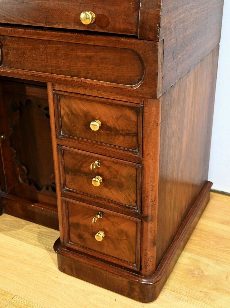 photo vinterior Mahogany Cylinder Library Desk, Victorian Period, England – 1850