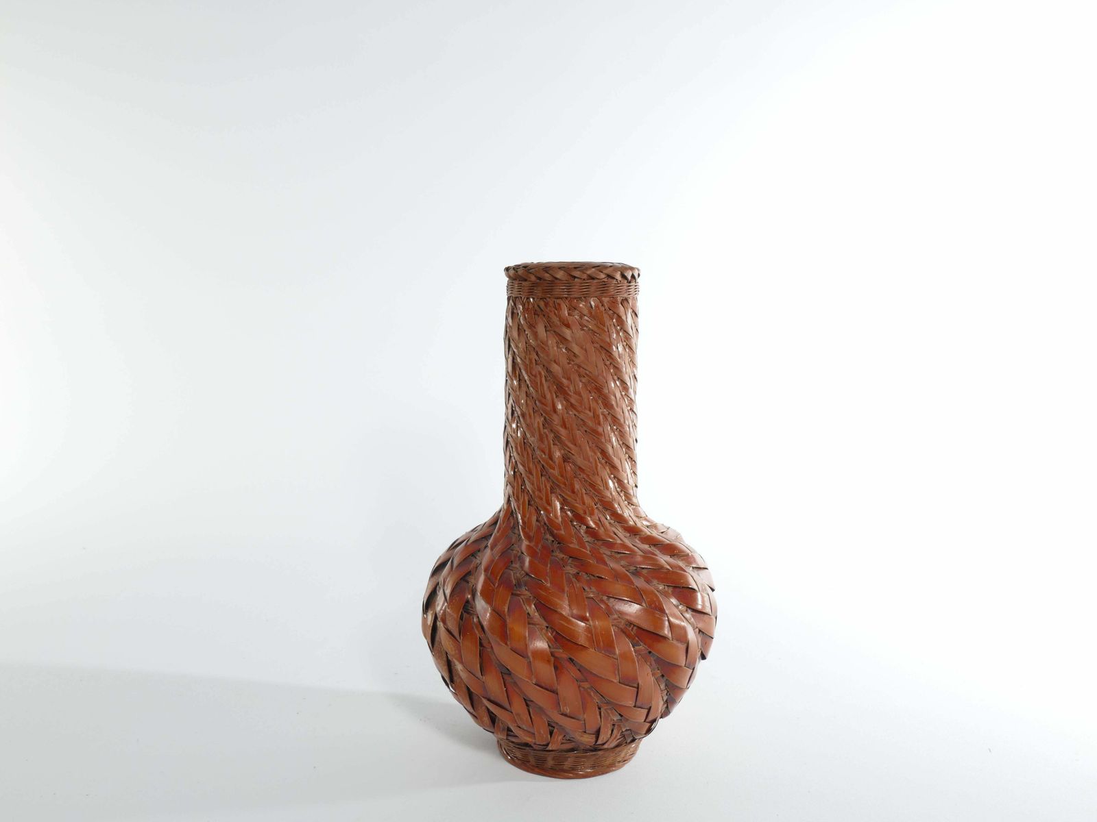 Early 20th Century Taisho/Showa Period Japanese Woven Bamboo Ikebana Vase photo vinterior