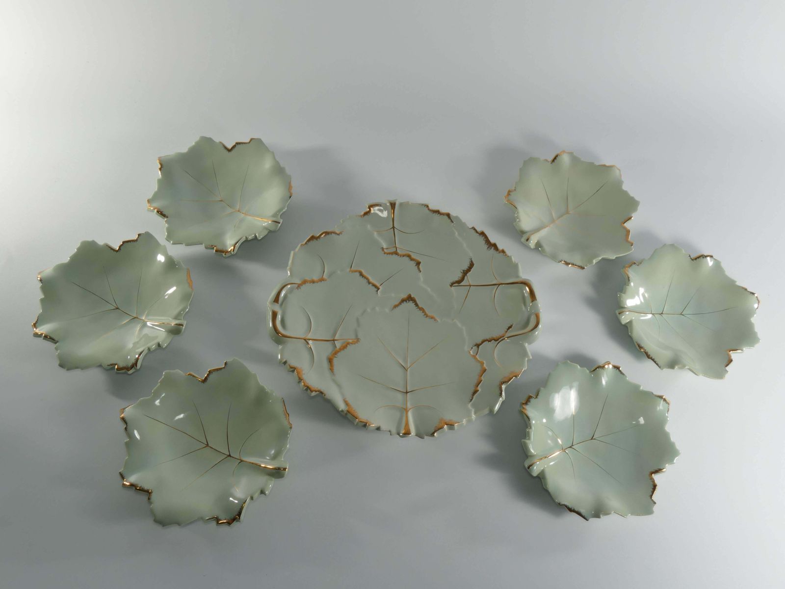 photo vintage Art Deco Pistachio And Gold Leaf Plates Viloca Paris Caffarelli