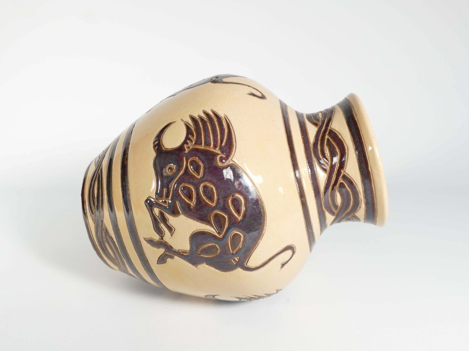 photo furniture Vintage Ceramic Vase With Brown Bulls And Bands