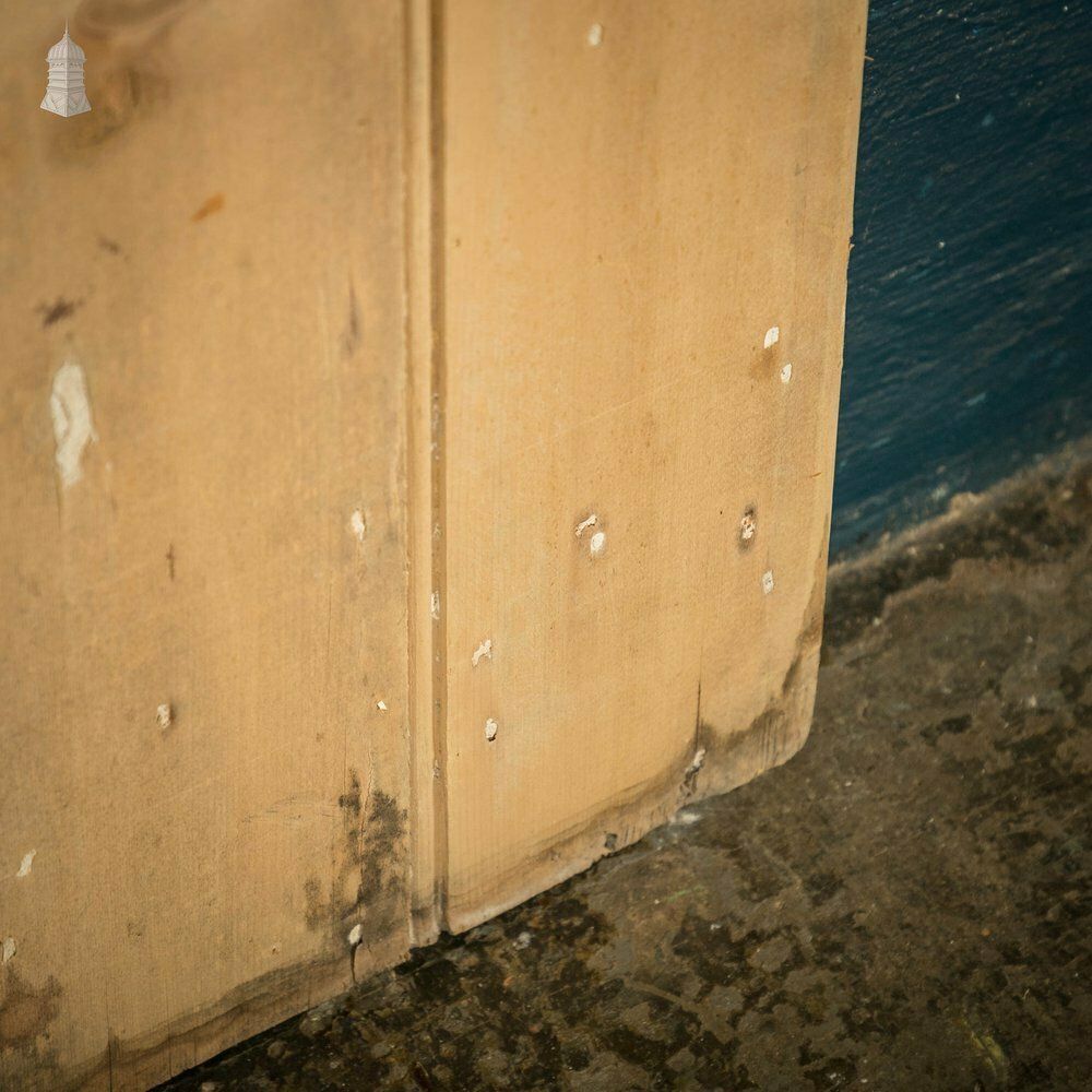 photo vintage Pine Panelled Door, Moulded 2 Panel And Beadboard Plank
