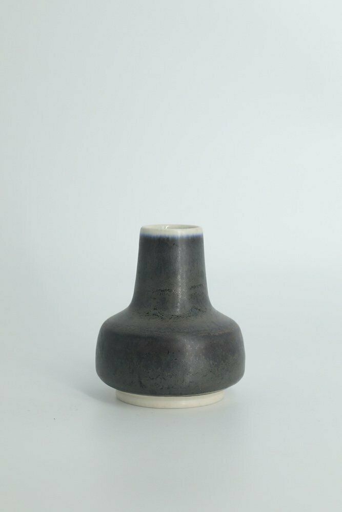 Klein Mid Century Scandinavisch Modern Verzamelbaar Steengoed Vaasje In Antraciet Door Gunnar Borg Voor Höganäs Ceramics, Jaren 1960