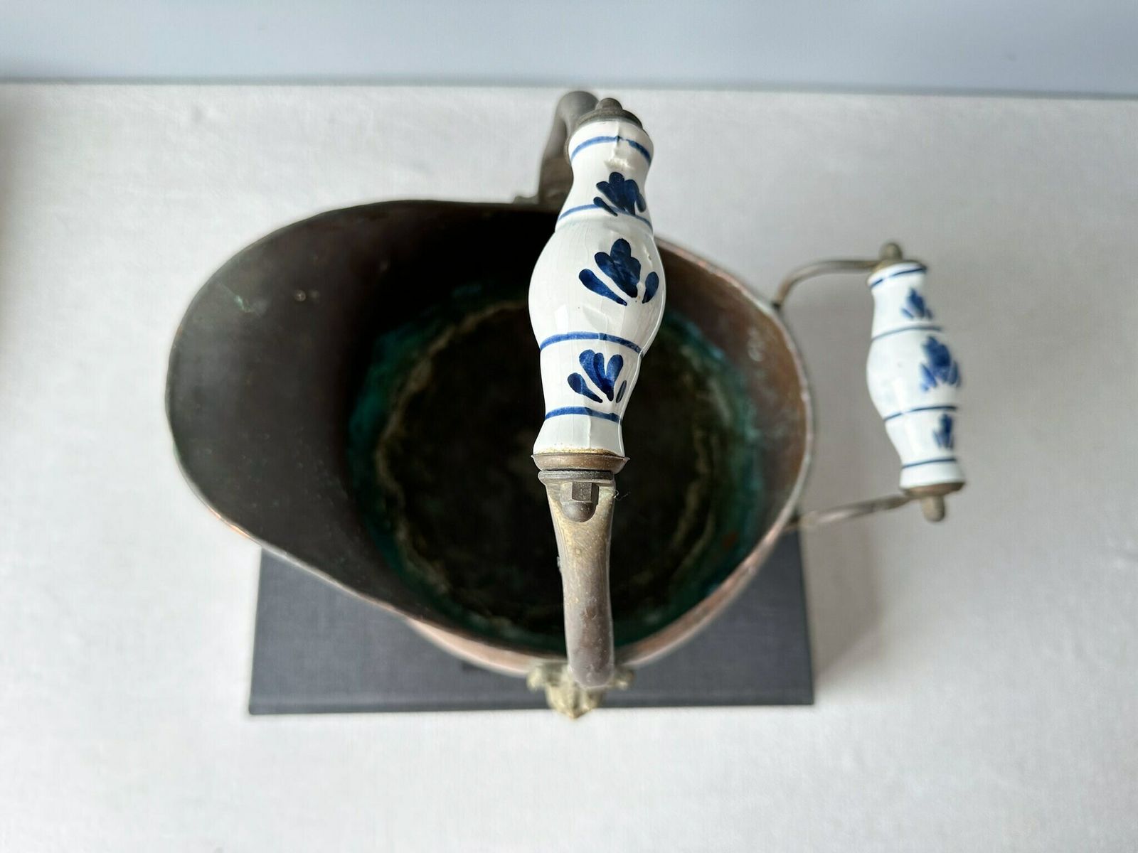 Antique Dutch Brass Coal Bucket With Delft Blue Handle, Brass Antique Coal Scuttle, Antique Brass Fireplace Decor, Fireplace Accessory photo 81.0