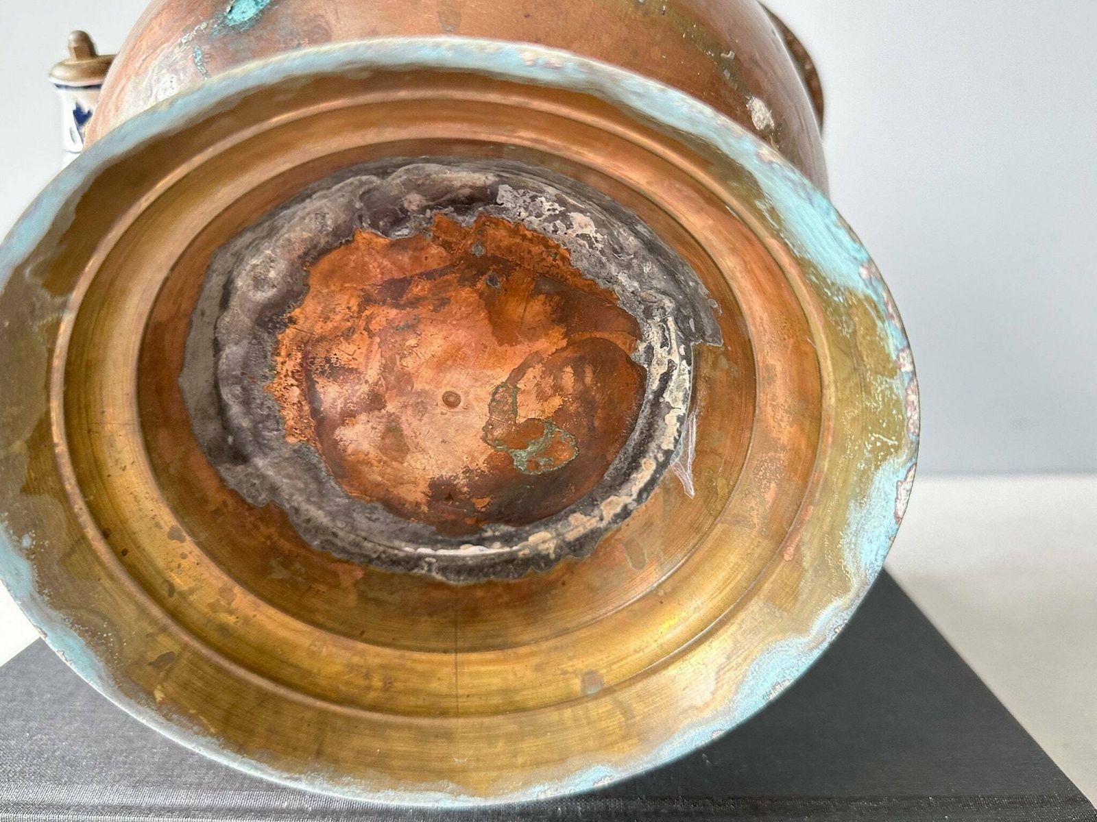 photo furniture Antique Dutch Brass Coal Bucket With Delft Blue Handle, Brass Antique Coal Scuttle, Antique Brass Fireplace Decor, Fireplace Accessory
