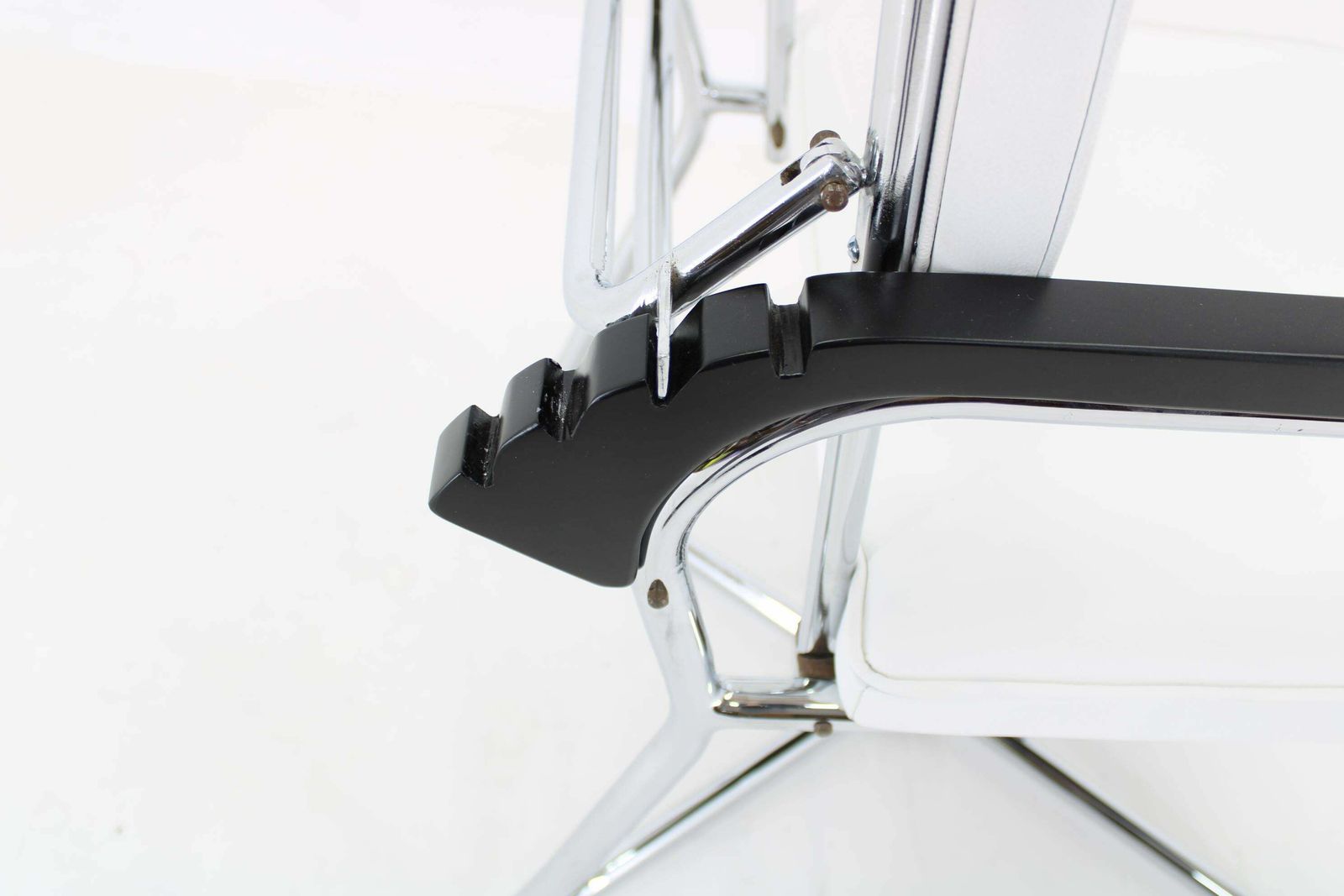 photo furniture 1940s Rare Restored Bauhaus Chrome Plated Adjustable Armchair In White Leather