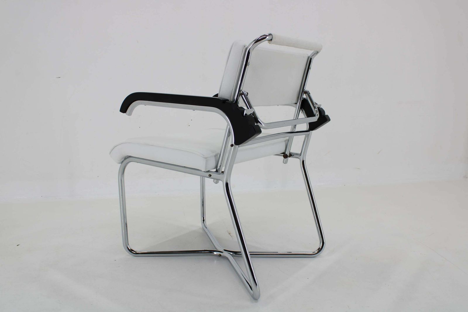 1405.0 1940s Rare Restored Bauhaus Chrome Plated Adjustable Armchair In White Leather photo