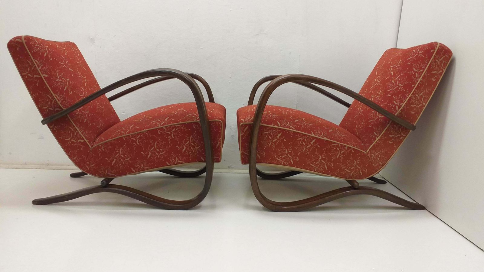 photo vintage 1940 Set Of Two Halabala Armchairs H 269 + Spider Table