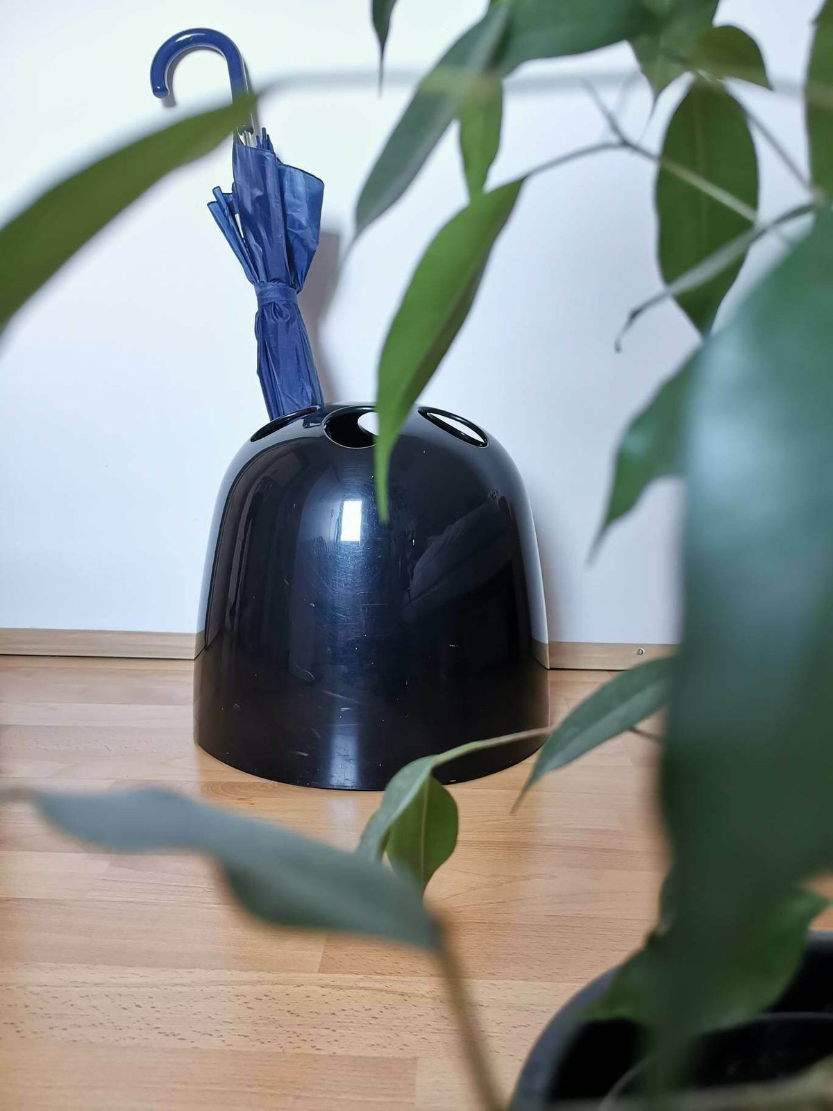 photo furniture Black Dedalo / Umberella Stand By Emma Gismondi Schweinberger For Artemide / Made In Italy / Italian Design Furniture 1960s / 60s / Black