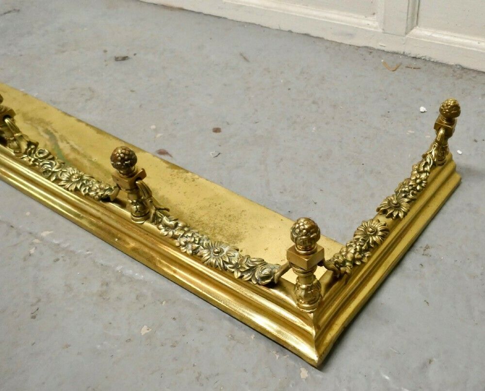 19th Century Heavy Brass Fender With Brass Garlands photo Home Fixtures