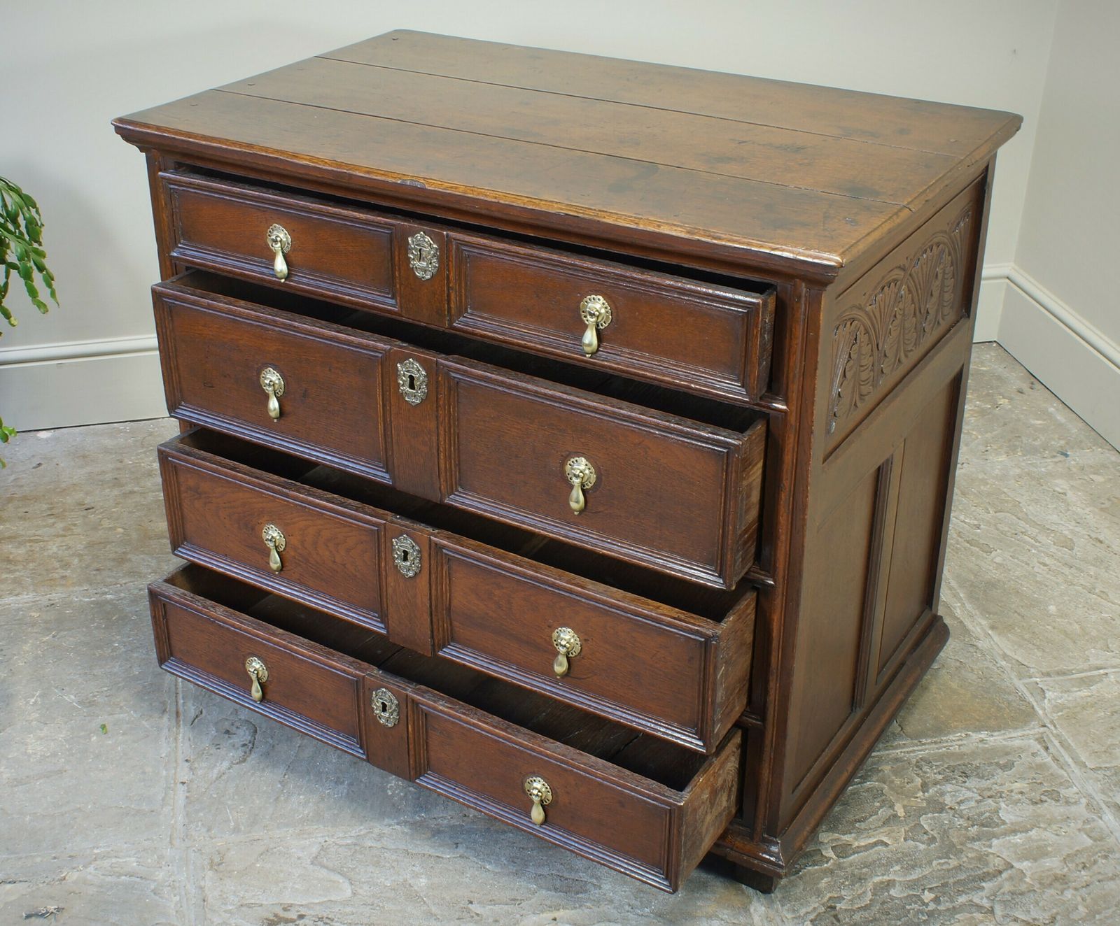 17th Century Moulded Oak Chest Of Drawers. photo vinterior