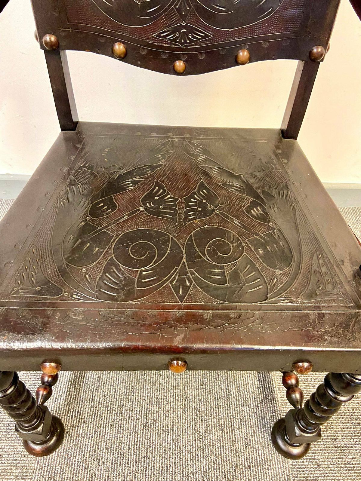 Antique Large Throne Chair / Hand Tooled Leather / Handcarved Wood / 19th Century photo vinterior