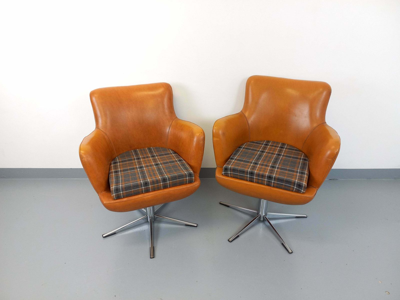 2 fauteuils en similicuir, années 1970 photo furniture