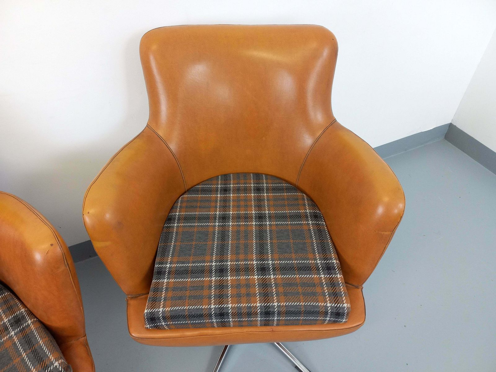 2 fauteuils en similicuir, années 1970 photo vinterior