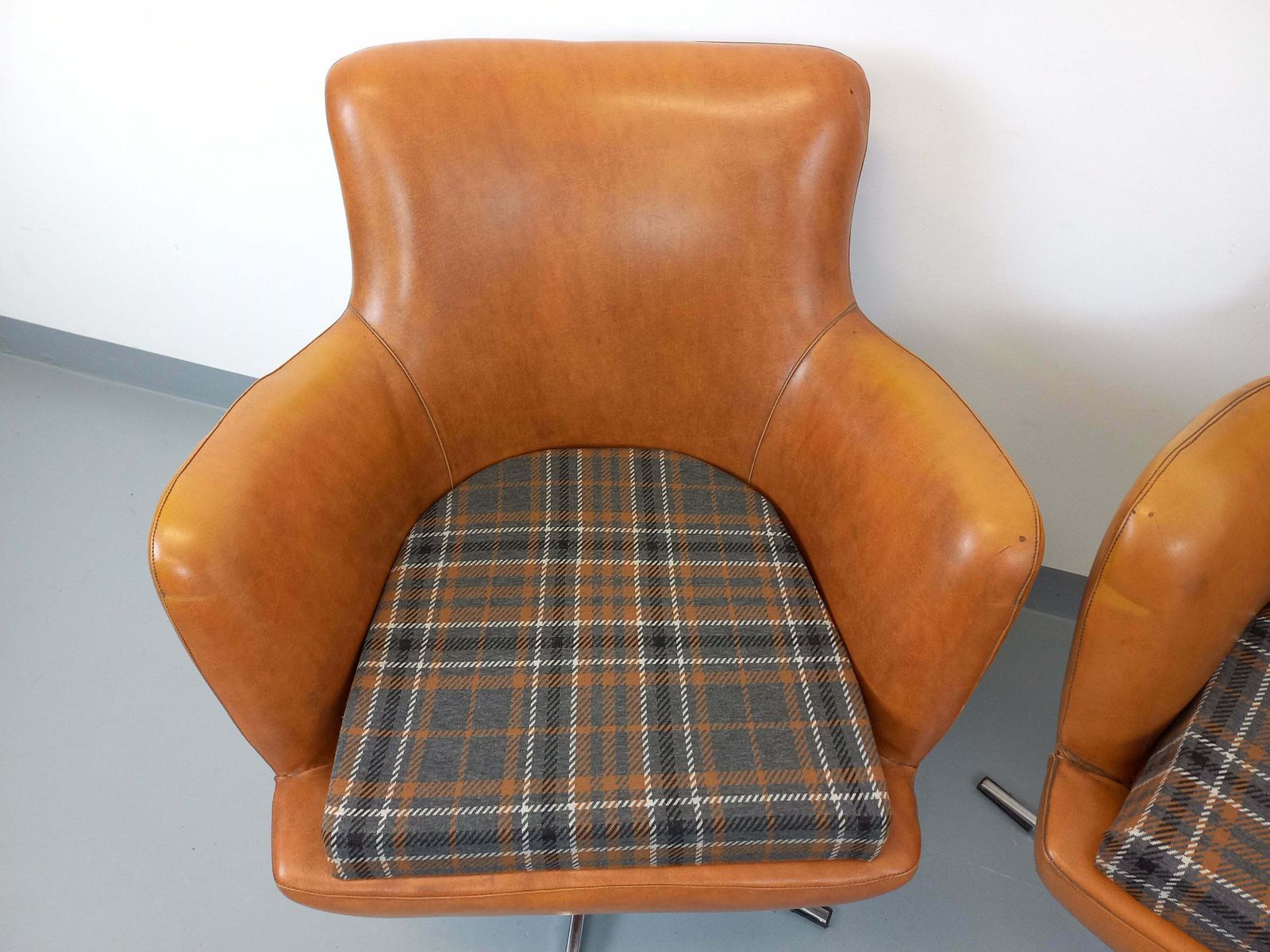 2 fauteuils en similicuir, années 1970 photo buy
