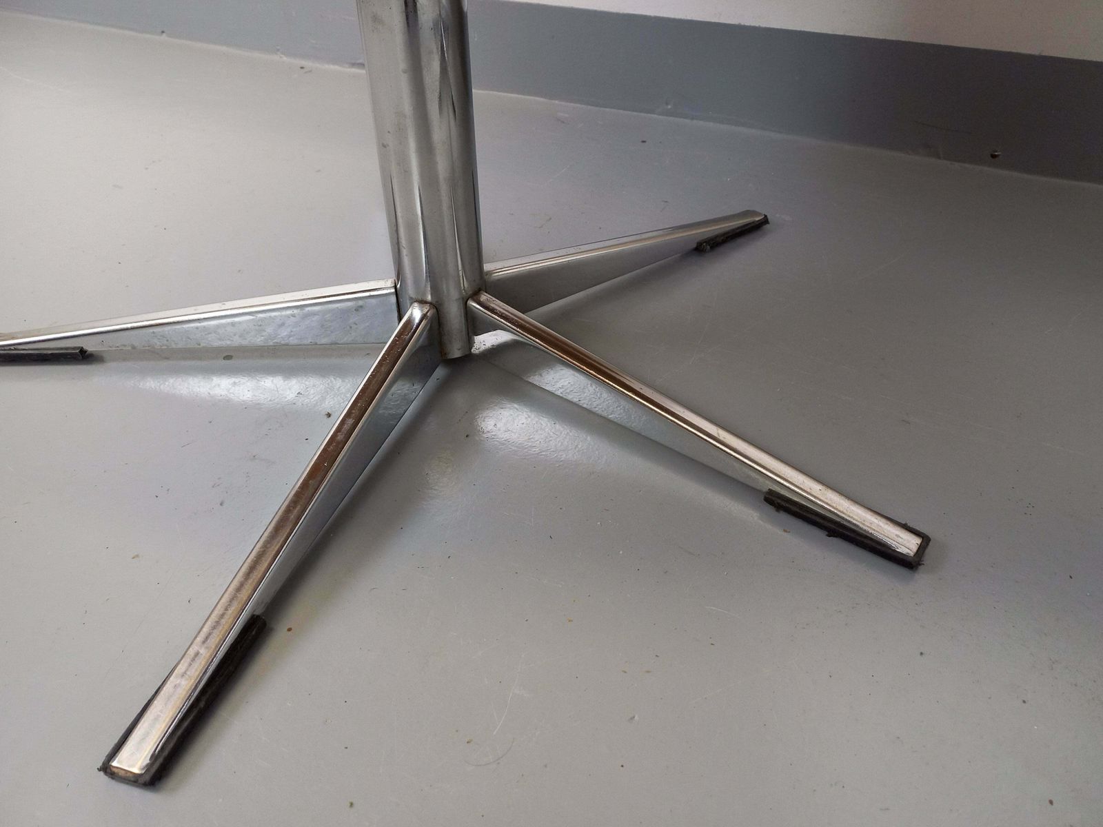 2 fauteuils en similicuir, années 1970 photo vintage