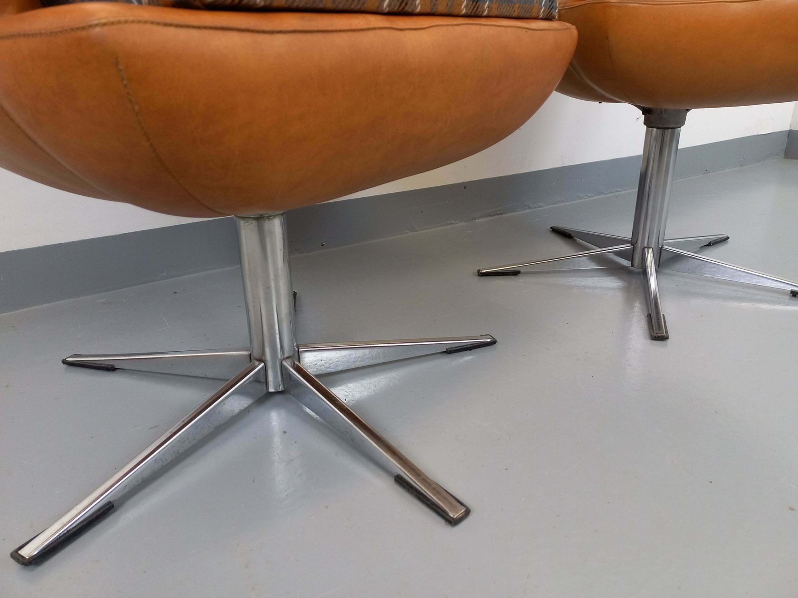photo for sale 2 fauteuils en similicuir, années 1970
