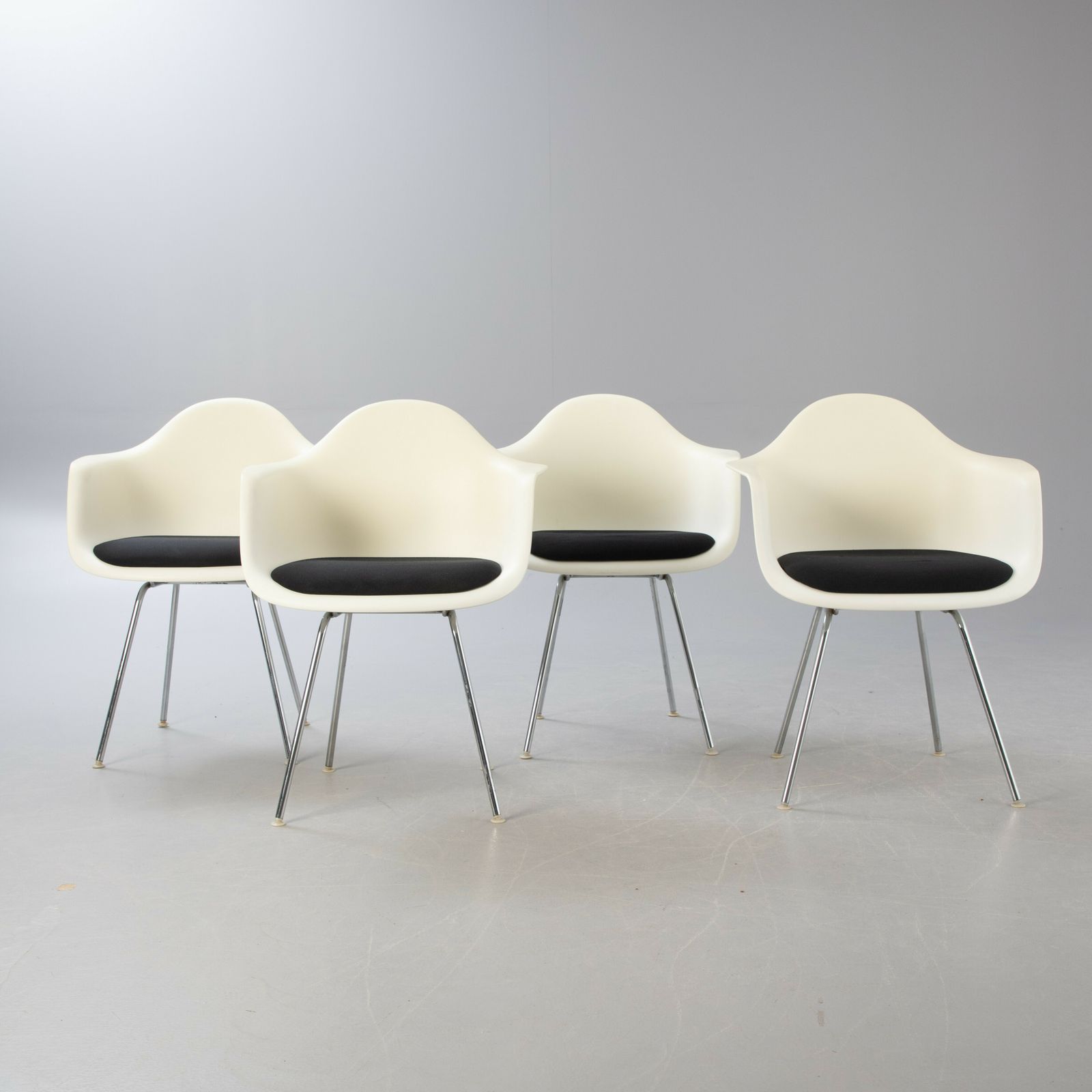 Ray & Charles Eames. Vitra. 4 'Dax' Chairs, White photo 1000.0