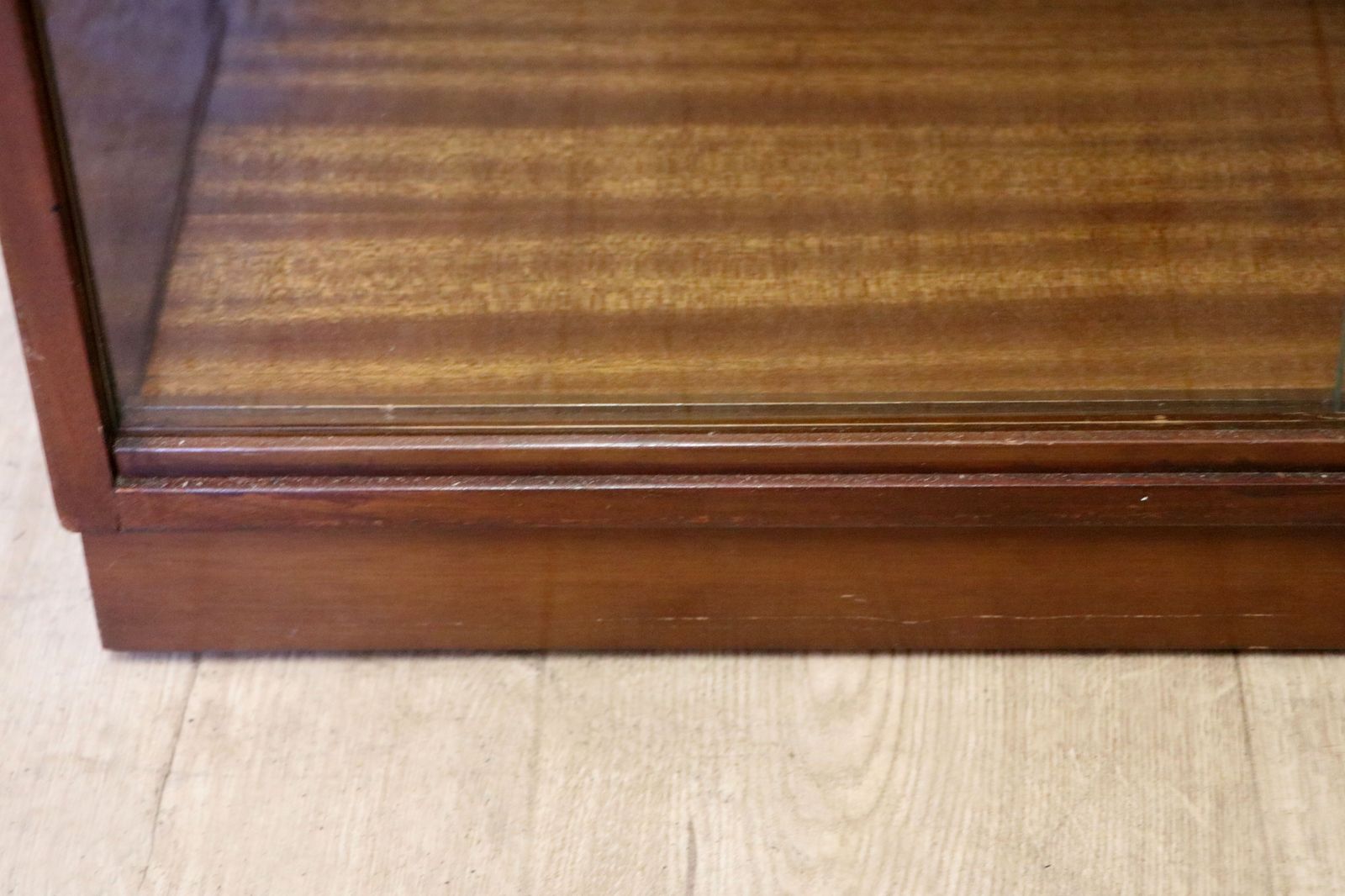 photo vinterior A Wonderful Quality Mid Century Mahogany Veneered Cabinet, Sign Written For Associated Television.