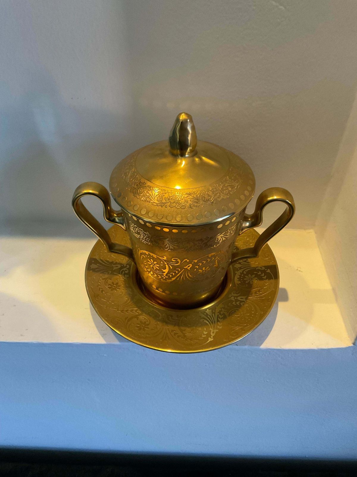 photo vintage Limoges Porcelain   Container With 2 Handles, Lid And Plate , Gold Glaze