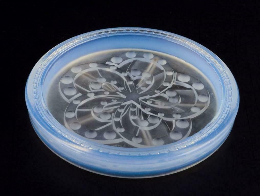 Verlys, France. Covered Bowl In Art Glass. Art Deco Opaline Glass. 1930s photo Home Decor