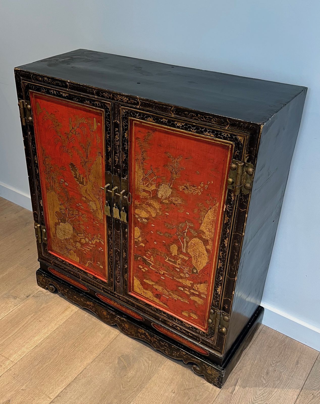 3850.0 Lacquered Wood Cabinet With Chinese Decors photo