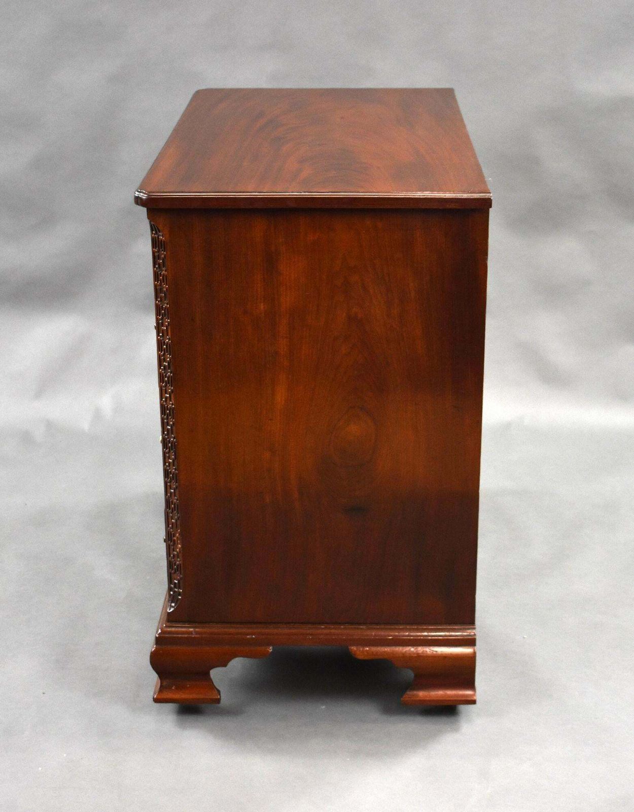 18th Century George III Mahogany Kneehole Desk photo vinterior