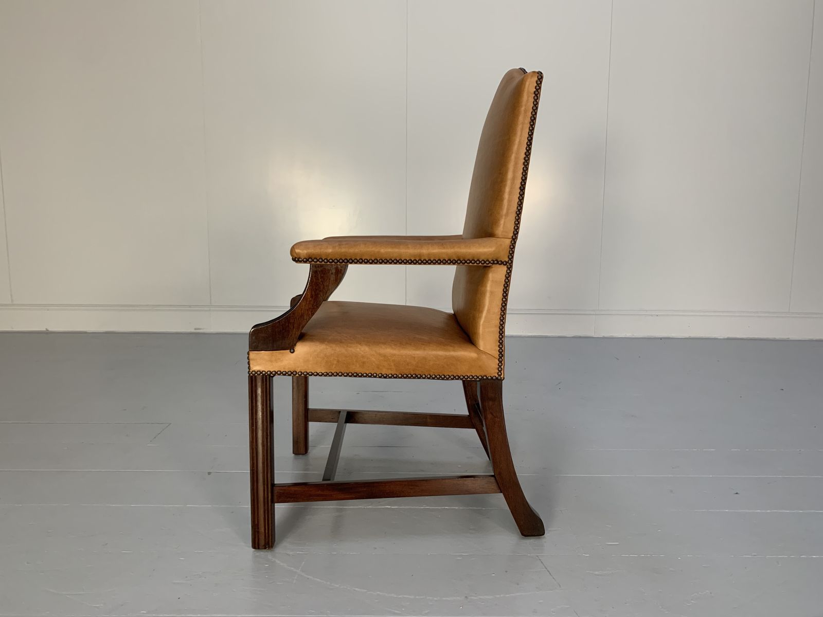 George Smith “Gainsborough” Unbuttoned Carver Armchair – In Tan Brown Leather photo Furniture