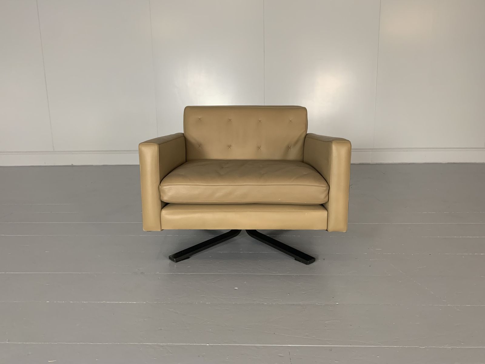 Poltrona Frau “Kennedee” Armchair – In Caramel “Pelle Frau Sc” Leather photo furniture