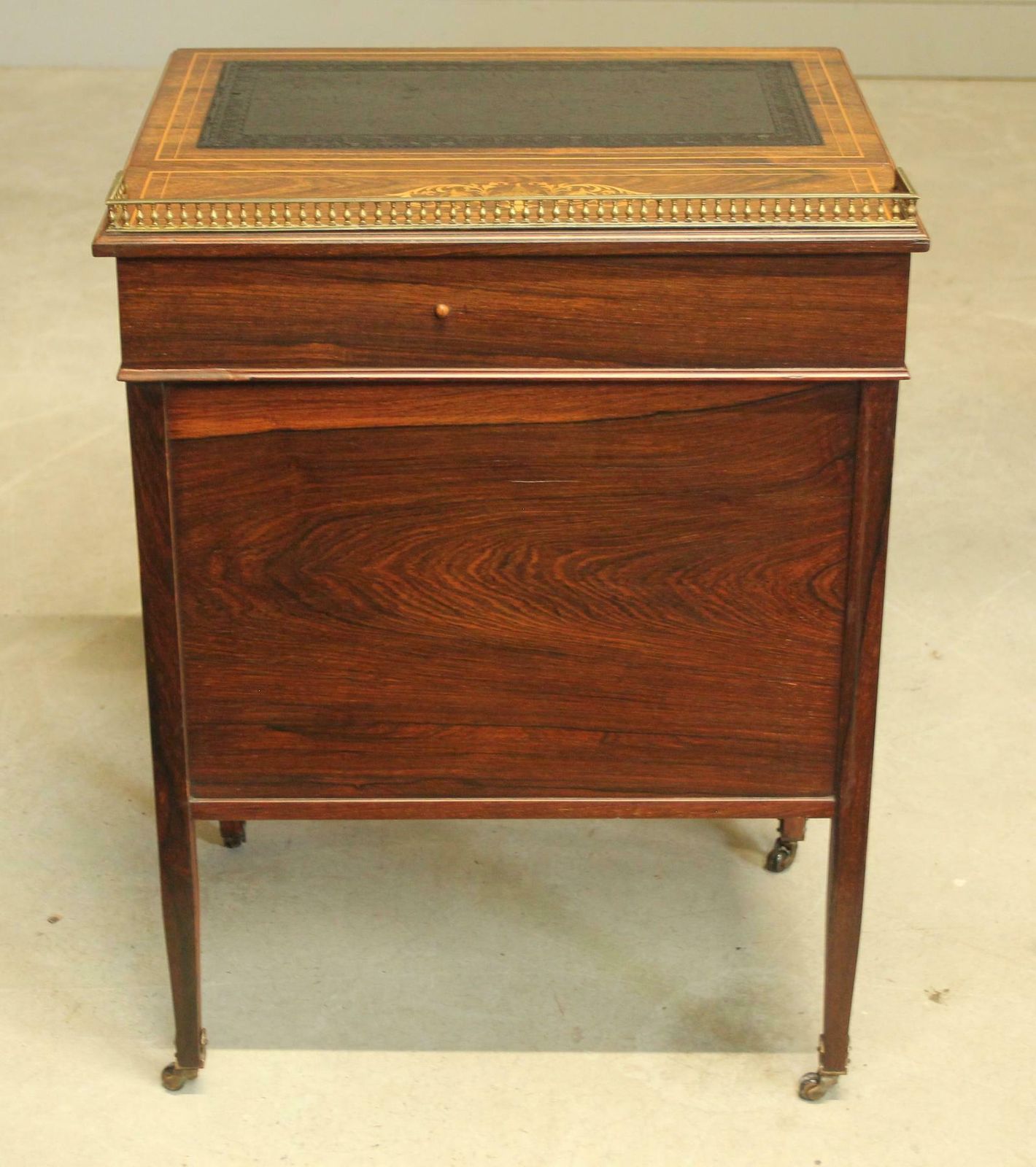 photo furniture Victorian Rosewood Davenport, 1800s
