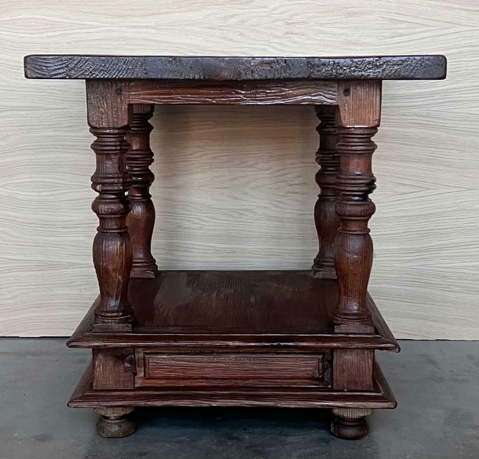 Paire de tables d'appoint ou tables basses brutalistes espagnoles en noyer, avec tablette basse photo for sale
