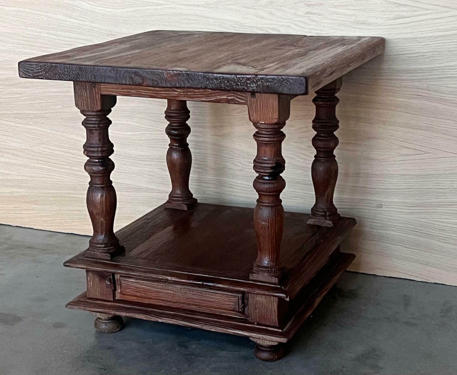 Paire de tables d'appoint ou tables basses brutalistes espagnoles en noyer, avec tablette basse photo vinterior