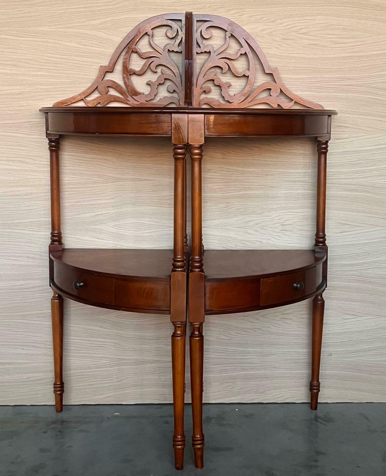 Early 20th Century Federal Style Mahogany Corner Etagere With Drawer photo for sale