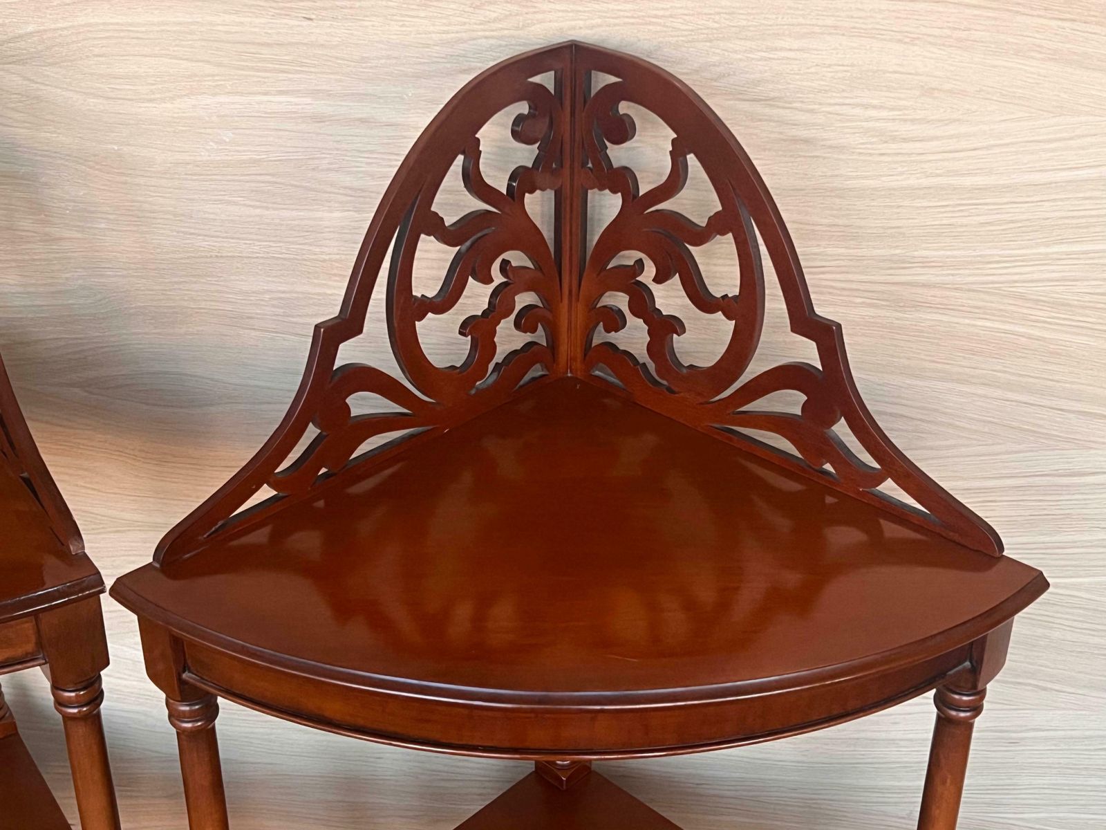 photo furniture Étagère d'angle de style fédéral en acajou, début du XXe siècle