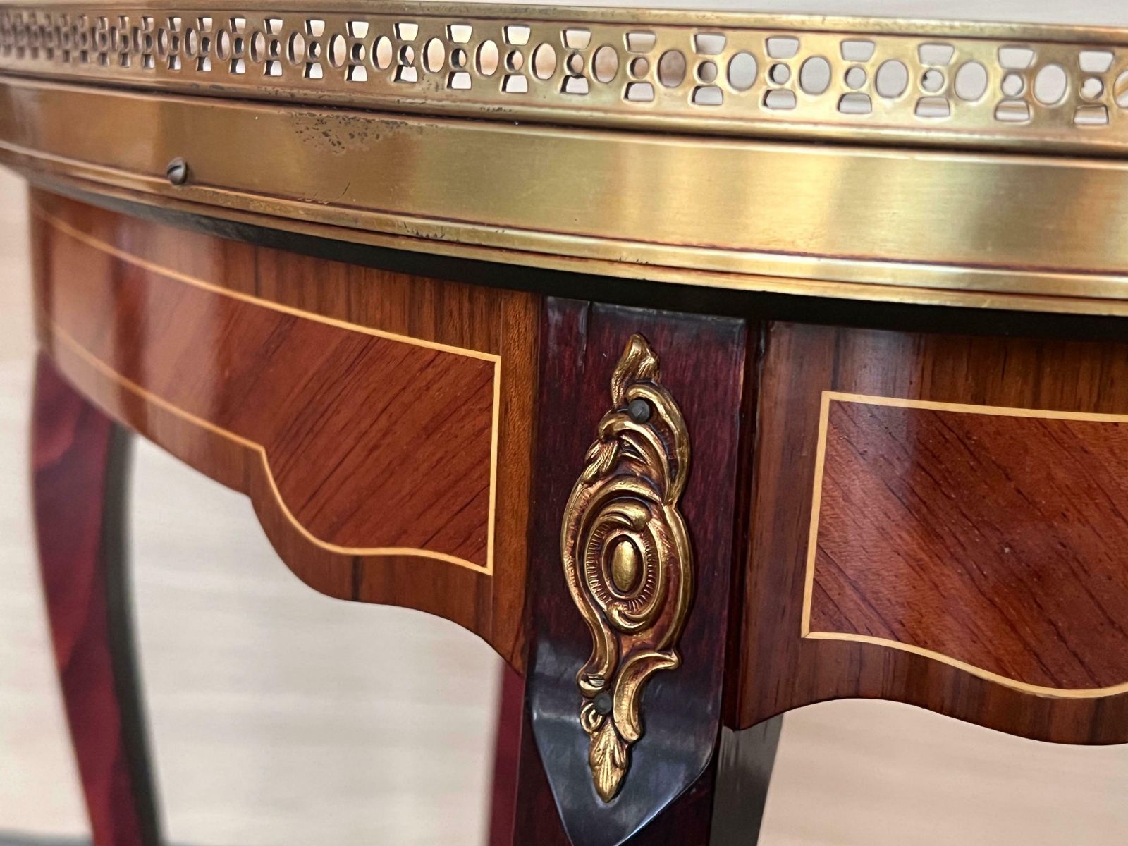 photo vinterior Paire de tables de chevet françaises en rognon de style Louis XVI, vers 1910