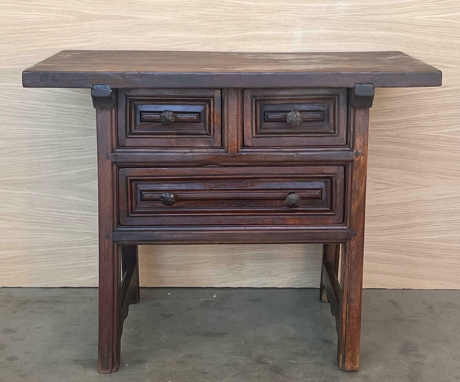 Table de chevet rustique à trois tiroirs, artisanale des Pyrénées, XIXe siècle photo furniture