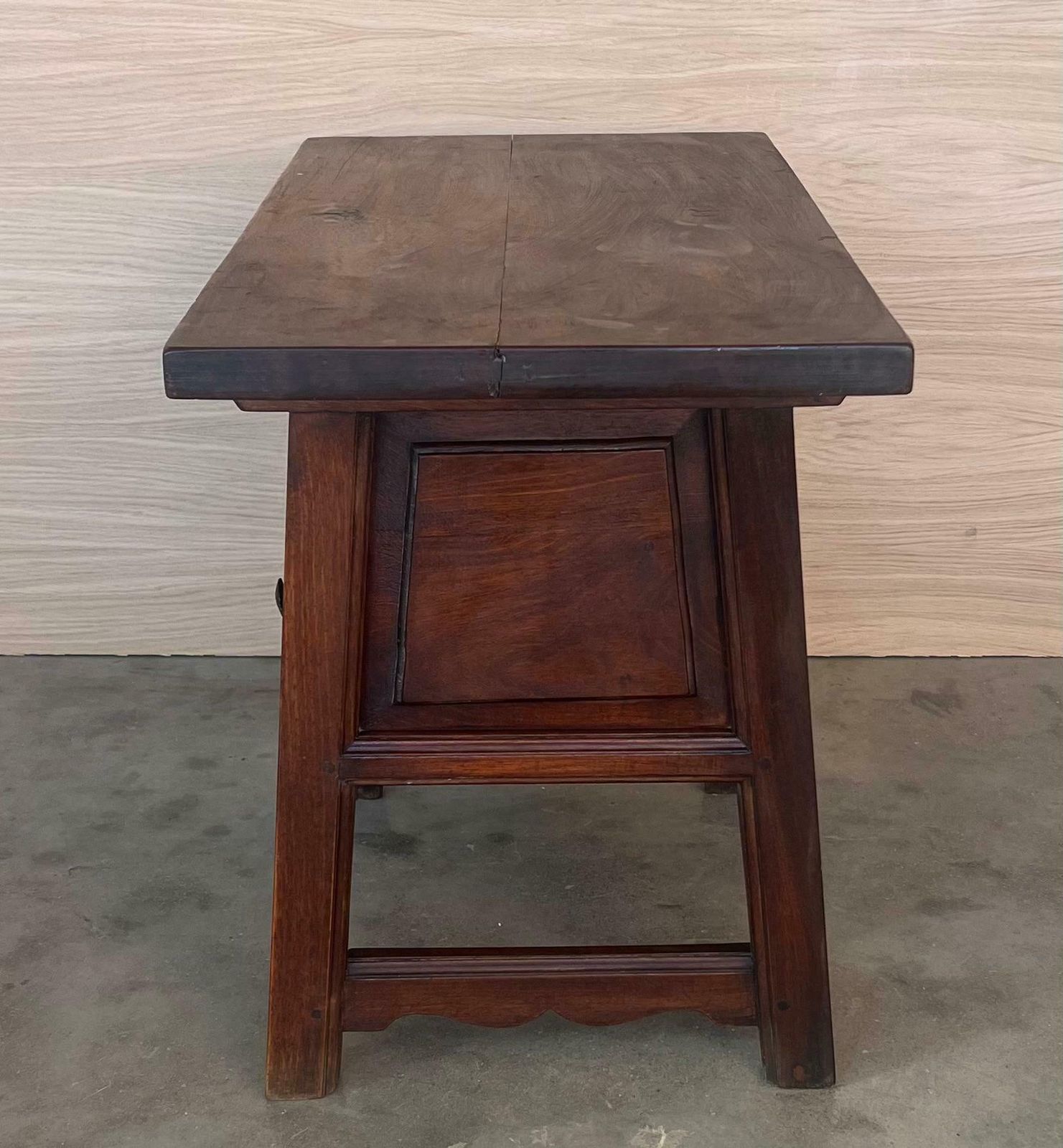 Table de chevet rustique à trois tiroirs, artisanale des Pyrénées, XIXe siècle photo vintage