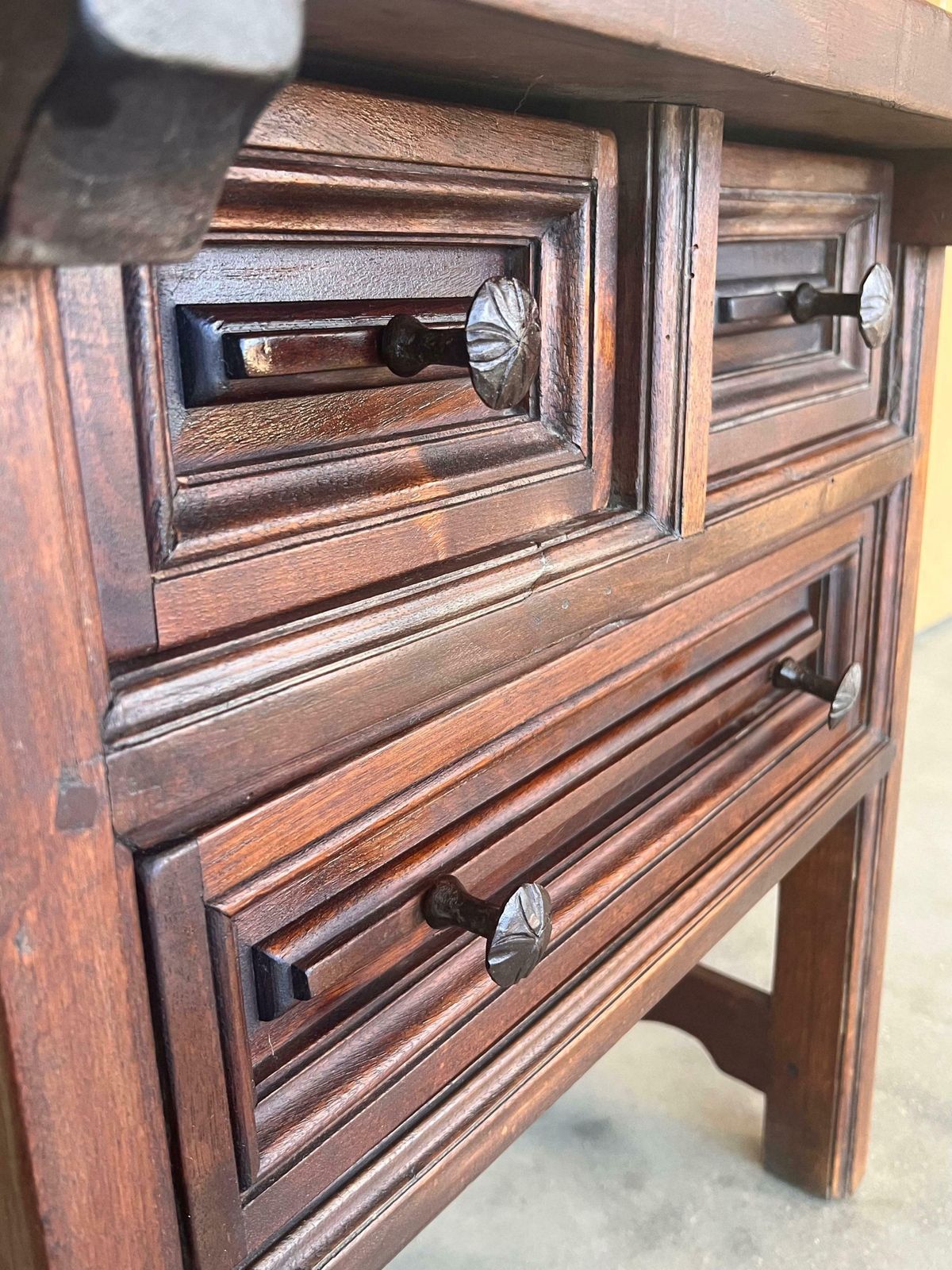 photo vintage Table de chevet rustique à trois tiroirs, artisanale des Pyrénées, XIXe siècle