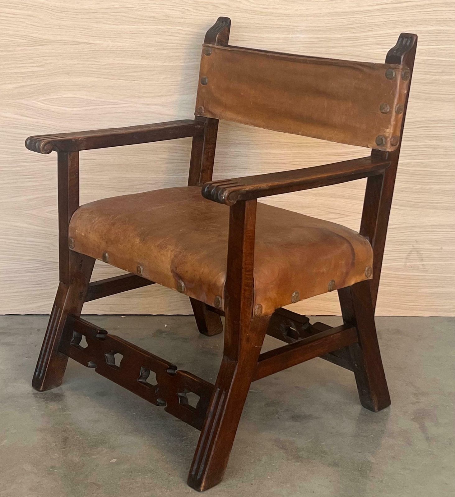 Paire de fauteuils coloniaux espagnols sculptés, assise et dossier en cuir, XIXe siècle