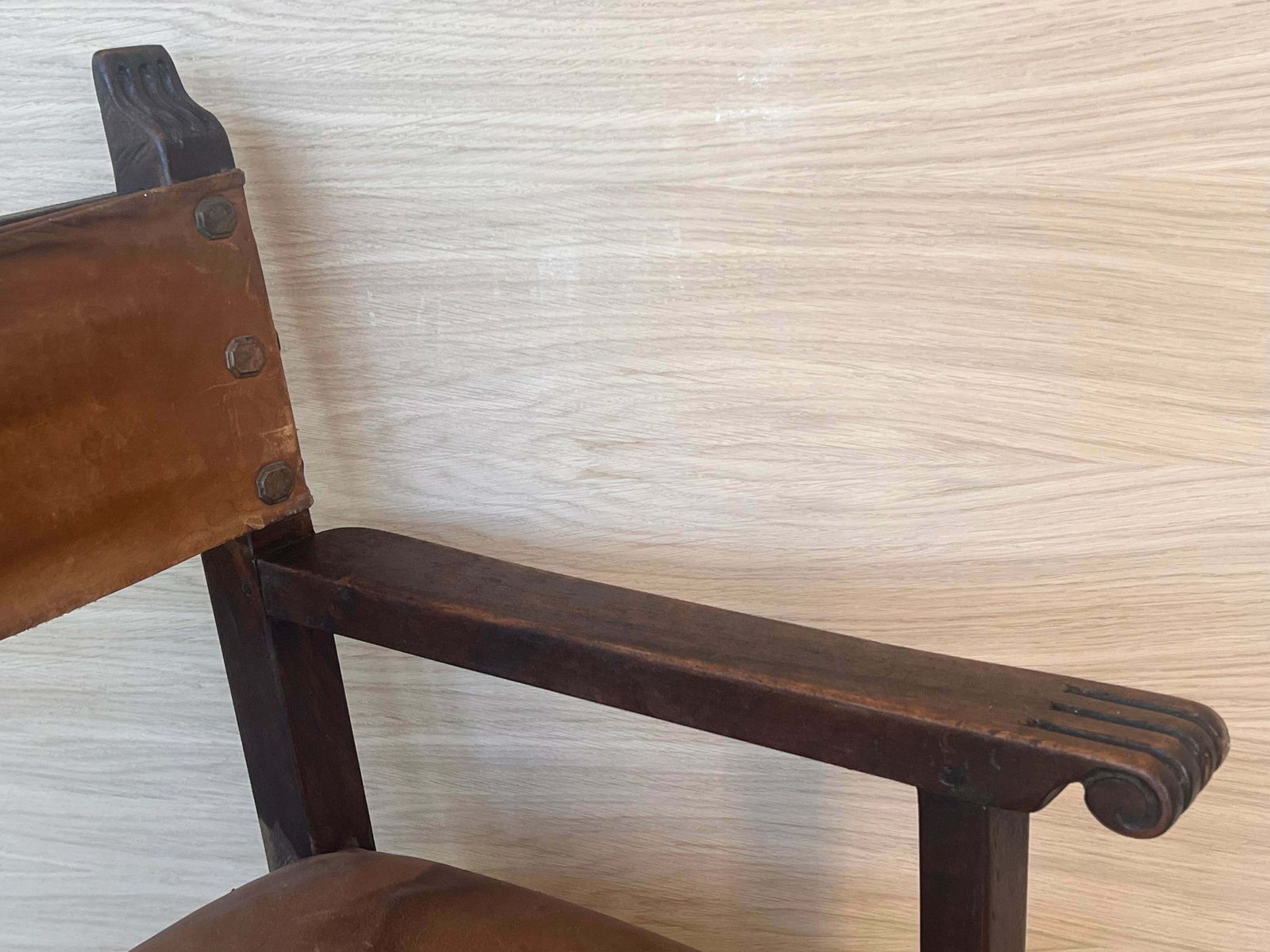 photo for sale Paire de fauteuils coloniaux espagnols sculptés, assise et dossier en cuir, XIXe siècle
